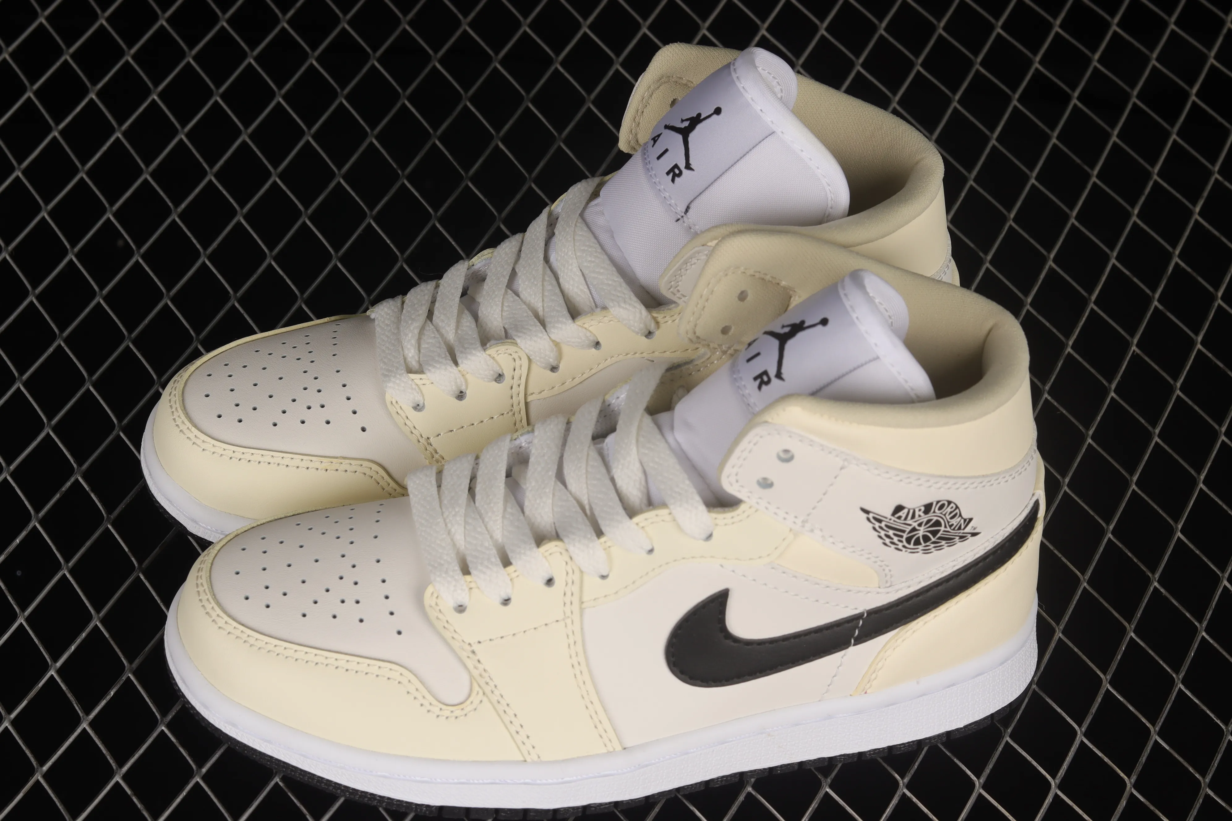 All categories Air Jordan Jordan series basketball shoes Air Jordan 1 Mid G version pure original Air Jordan 1 Mid AJ1 Joe 1 milk white coconut milk China basketball shoes BQ6472-121